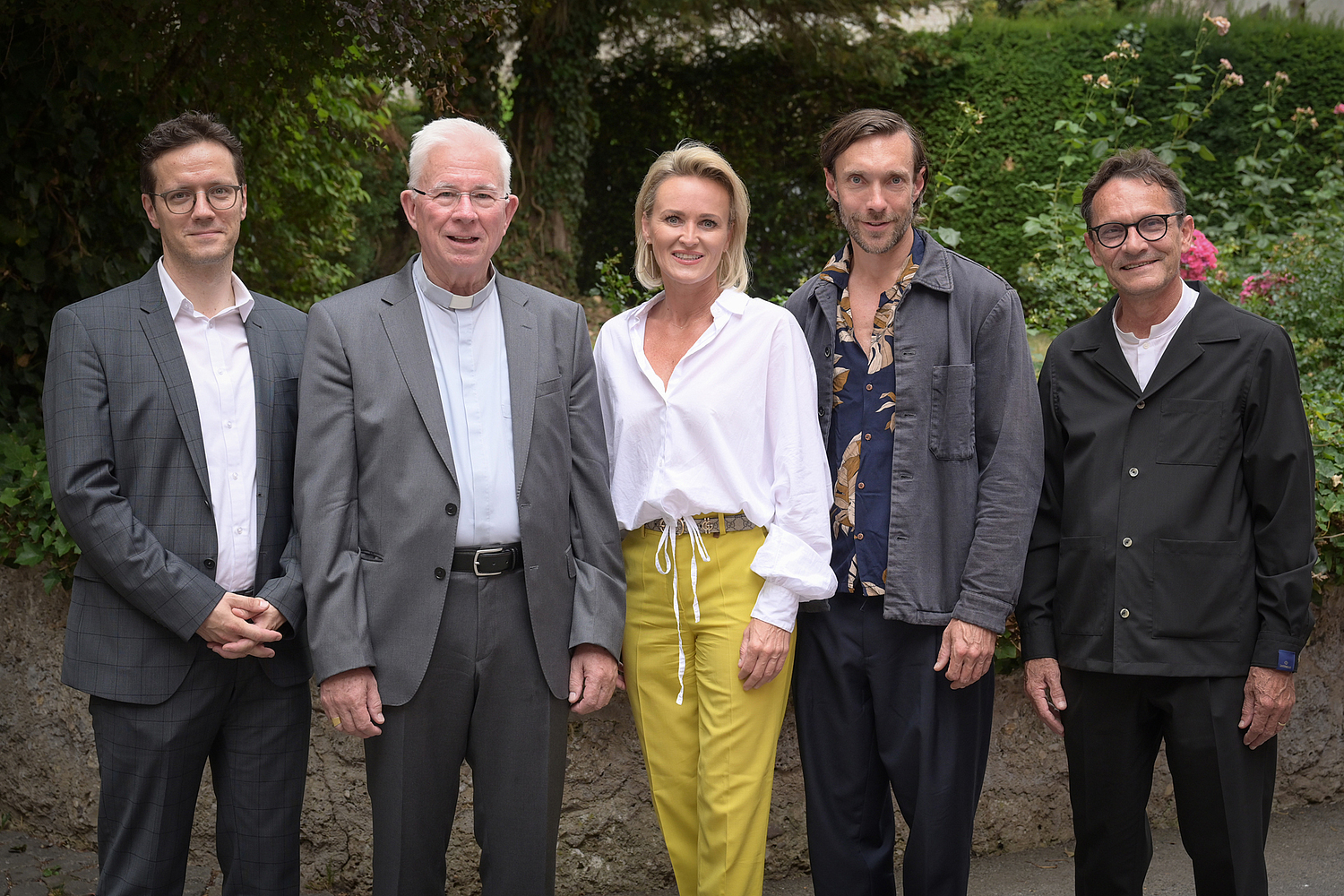 Sommerfest bei Erzbischof Lackner / Erzdiözese Salzburg / Hiva Naghshi v.l.: Martin Dürnberger (SHW-Obmann), Erzbischof Franz Lackner, Alexandra Meissnitzer (ehem. Skirennläuferin), Christoph Luser (Schauspieler im Jedermann), Bernhard Fügenschuh (Rektor der Universität Salzburg)