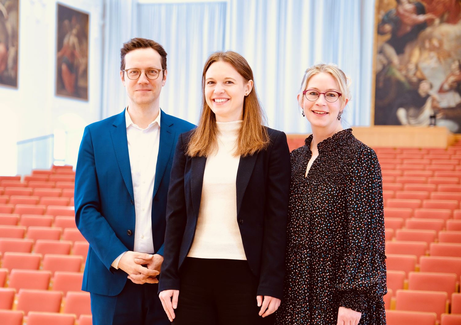 v.l.: Prof. Martin Dürnberger (Obmann), Sarah Pieslinger (wiss. Referentin), Gabriele Schmidhuber (Veranstaltungsmanagement)