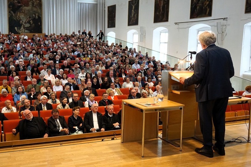 Vortragender Anton Zeillinger am Pult der Großen Aula vor vollem Haus