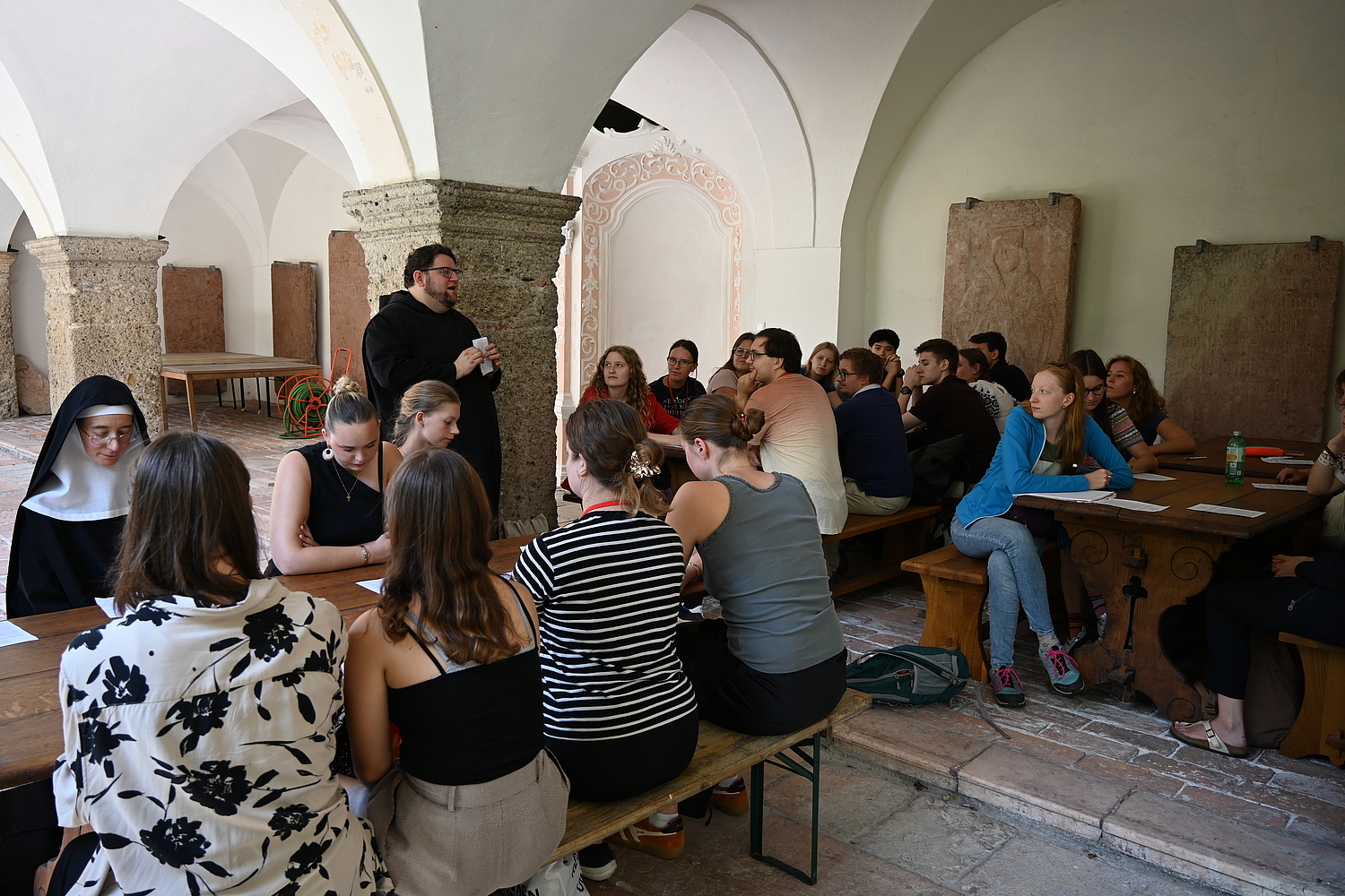 Teilnehmende der SHW 2026 im Kreuzgang des Stiftes St. Peter
