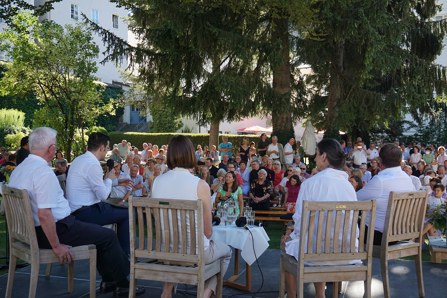 Gartenfest am 4. August 2022 im Rahmen der 'Salzburger Hochschulwochen' - Talkrunde mit dem Salzburger Erzbischof Lackner, Uni-Rektor Hendrik Lehnert, Hochschulwochen-Obmann Martin Dürnberger, Mozarteum-Rektorin Elisabeth Gutjahr und der neuen Salzbu