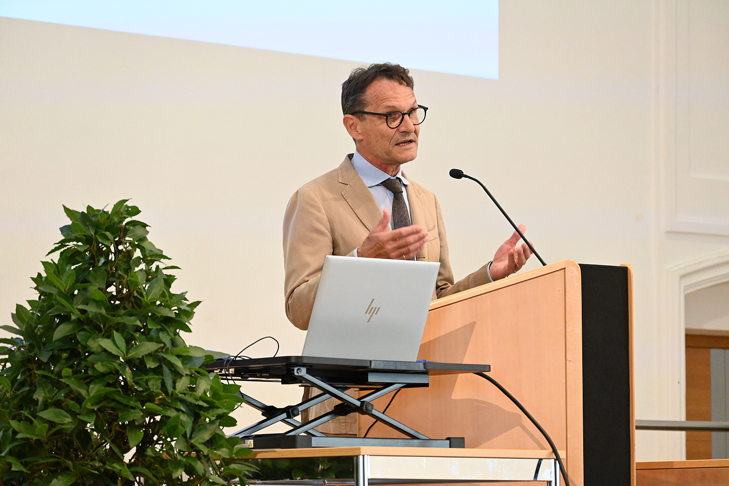 Rektor der Universität Salzburg bei der Eröffnung der SHW 2026