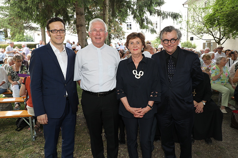 Sommerfest beim Erzbischof: Zwischen Rosenkranz und Bachblüten