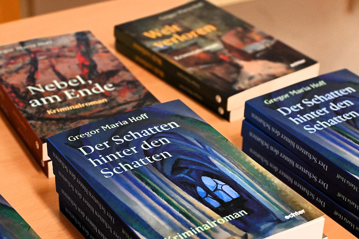 Büchertisch mit drei Werken von Gregor Maria Hoff