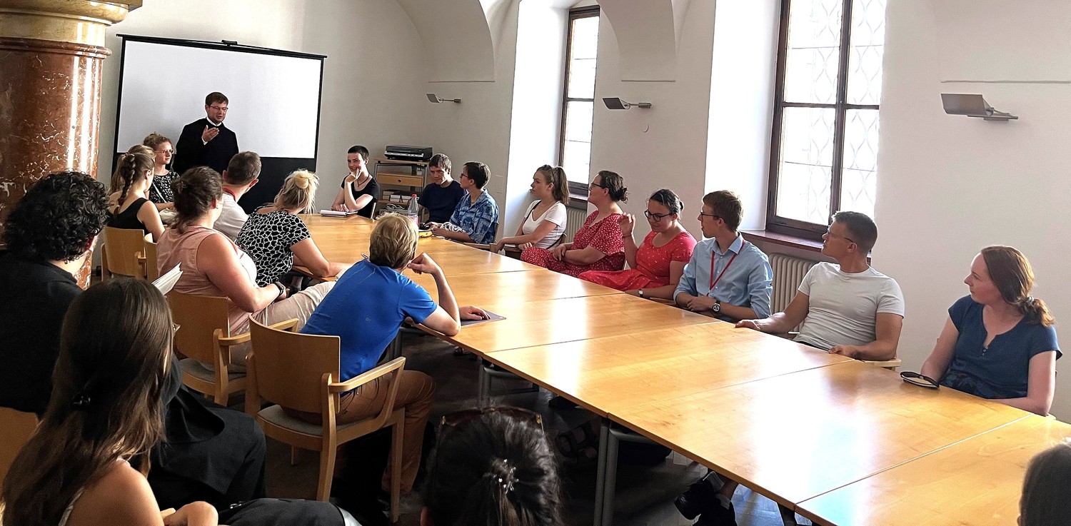 P. Jakob Auer im Gespräch mit Studierenden