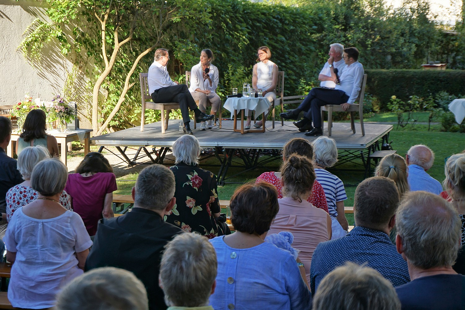 Gartenfest am 4. August 2022 im Rahmen der 'Salzburger Hochschulwochen' - Talkrunde mit dem Salzburger Erzbischof Lackner, Uni-Rektor Hendrik Lehnert, Hochschulwochen-Obmann Martin Dürnberger, Mozarteum-Rektorin Elisabeth Gutjahr und der neuen Salzbu