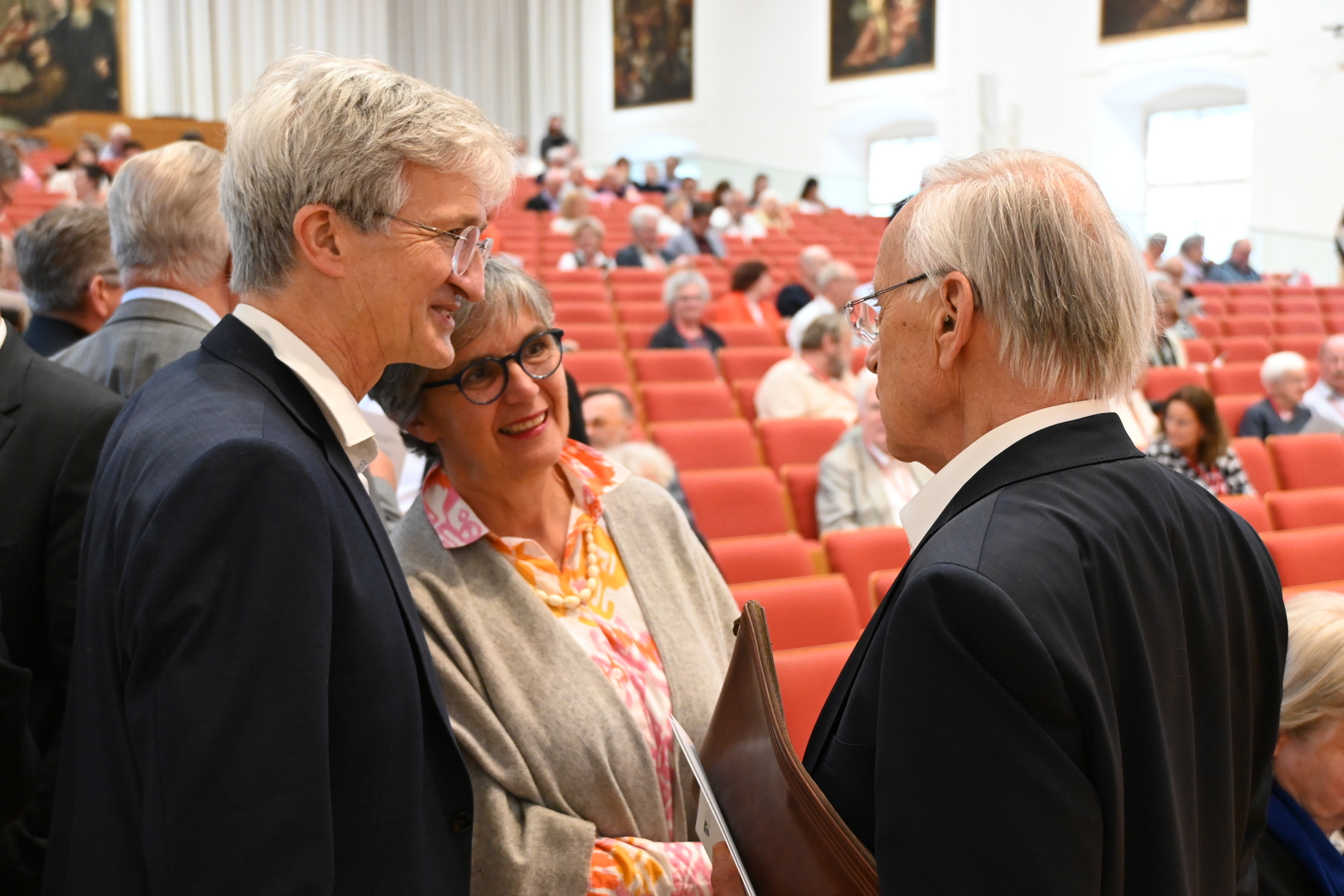 Paul Zulehner begrüßt Gäste zur Preisverleihung