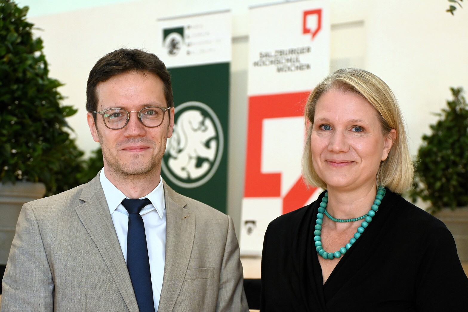 v.l.: Prof. Martin Dürnberger (Obmann der Salzburger Hochschulwochen), Prof. Tuulia Ortner (Salzburger Psychologin) am 6. August 2025 in der Aula der Universität Salzburg