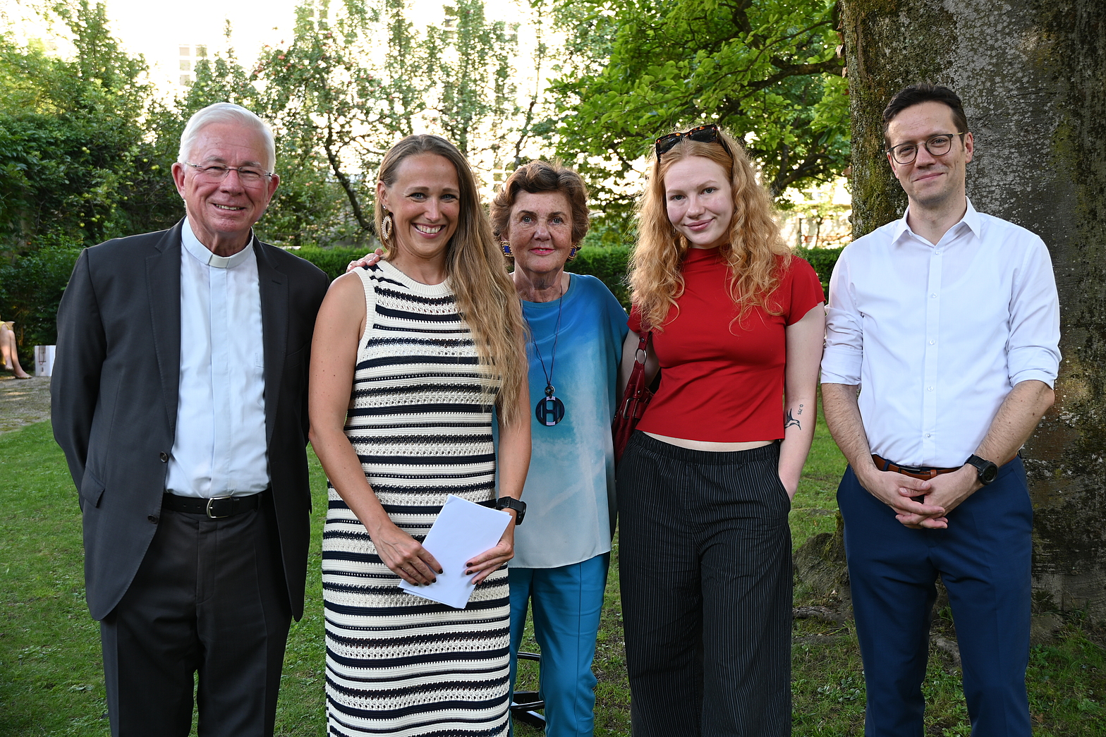Empfang für die Teilnehmenden der Salzburger Hochschulwochen am 7. August 2025 im Garten des Erzbischofs - v.l.: Erzbischof Lackner, ORF-Moderatorin Marina Schlager, Helga Rabl-Stadler, Schauspielerin Juliette Larat, Hochschulwochen-Obmann Martin Dür