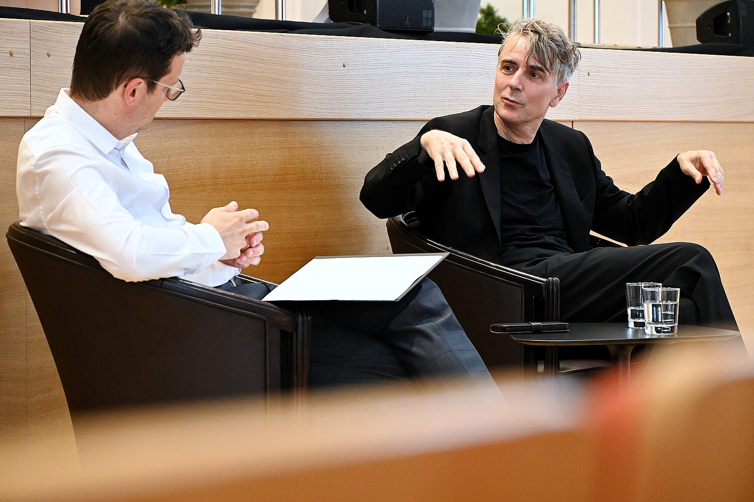 Der Schauspieler im Künstlergespräch "meet the artist" mit SHW-Obmann Martin Dürnberger