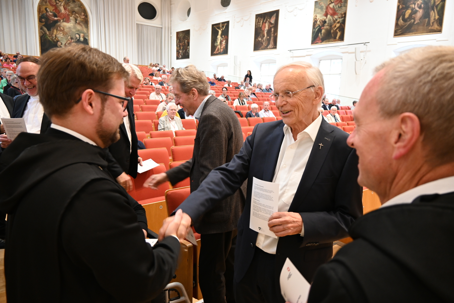 Paul Zulehner begrüßt Gäste zur Preisverleihung