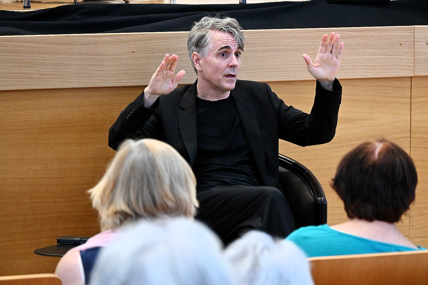 Der Schauspieler im Künstlergespräch "meet the artist" mit SHW-Obmann Martin Dürnberger